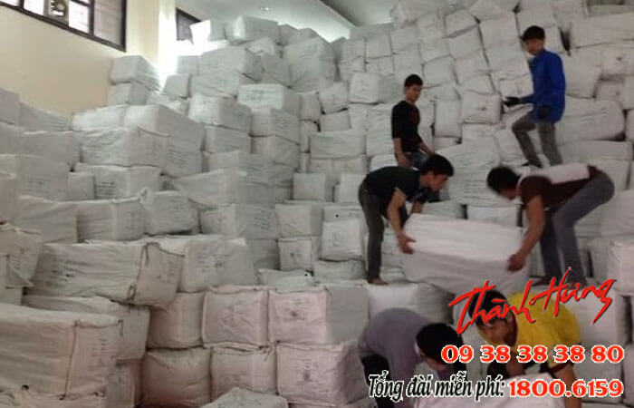 Đội ngũ bốc xếp của nơi này đầy đủ, số lượng người đông, đáp ứng nhu cầu khách hàng liên tục.